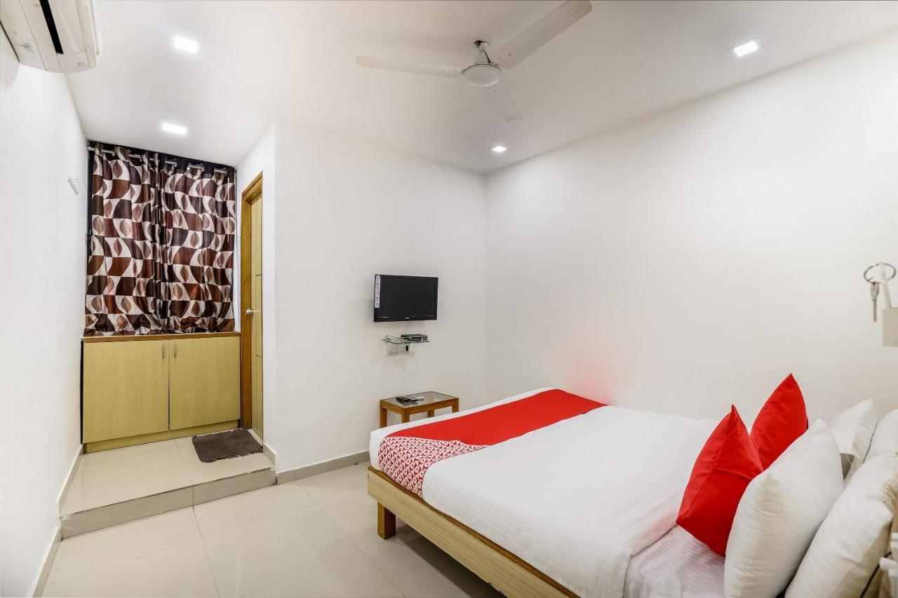 Oyo Hotel D Veeray Ахмедабад Экстерьер фото