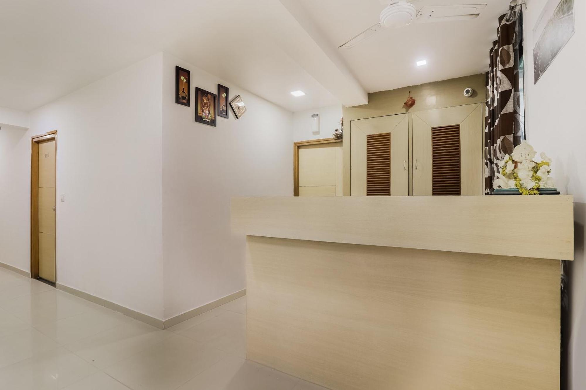 Oyo Hotel D Veeray Ахмедабад Экстерьер фото